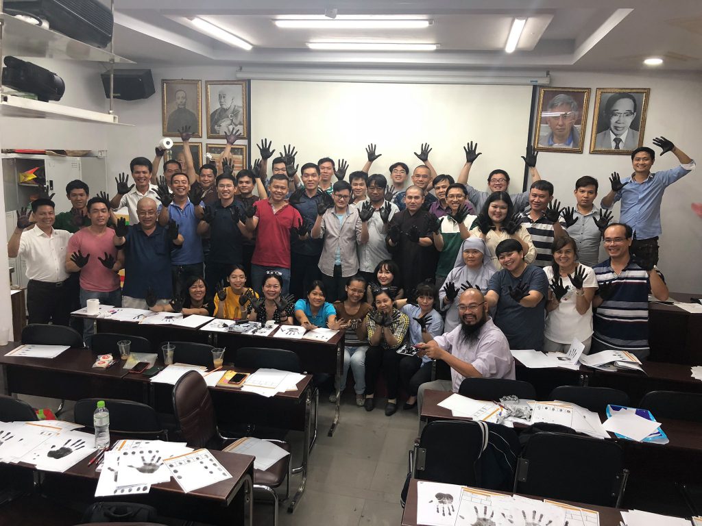 Thầy Thuận Thiên cùng các học trò.