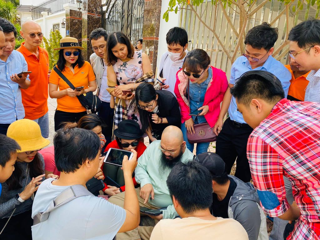 Thầy Thuận Thiên đang chỉ học viên thực hành.