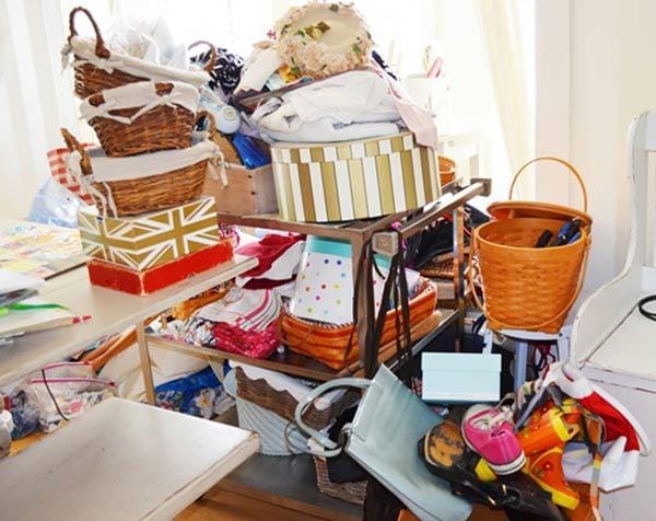 Sống trong một ngôi nhà bừa bộn sẽ ngăn cản nguồn năng lượng tốt di chuyển quanh nhà. Và có thể đem lại cảm giác xui xẻo và không gặp nhiều may mắn. Hành động này có thể cung cấp cho bạn nguồn năng lượng mới