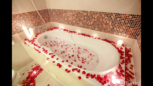 Hoa tươi được dùng để thanh lọc bảy luân xa trên cơ thể - xua đuổi tà khí và mời gọi tài lộc mới.