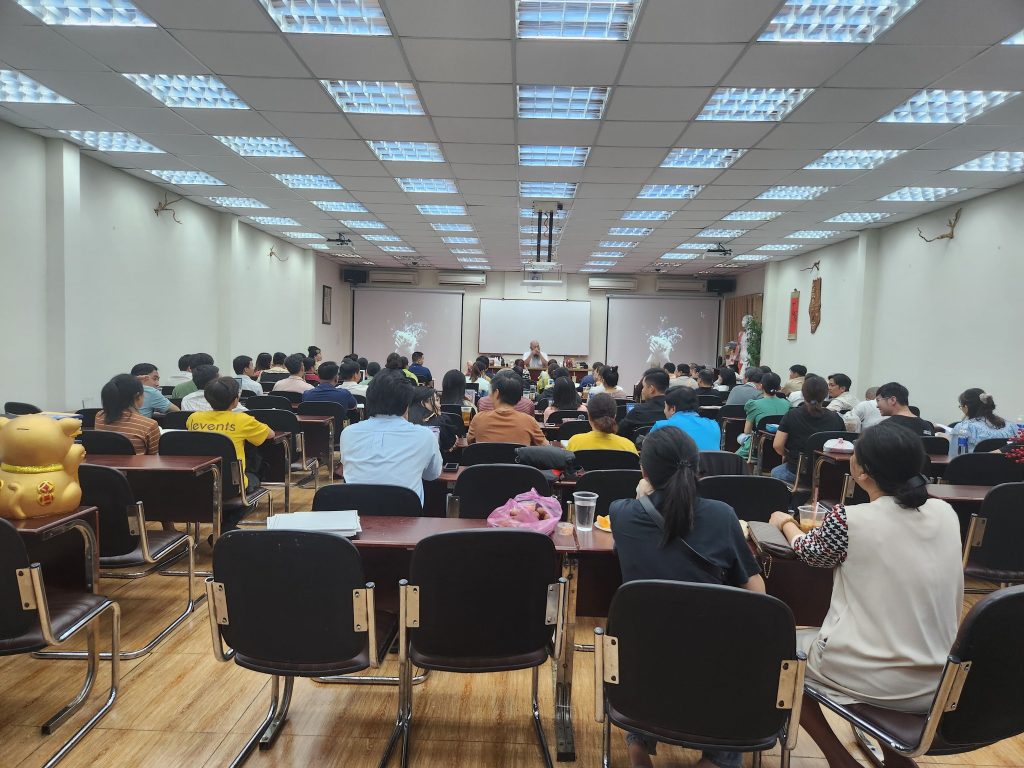 Học viên chăm chú theo dõi lớp kinh dịch k134 của Viện Phong Thủy Sư