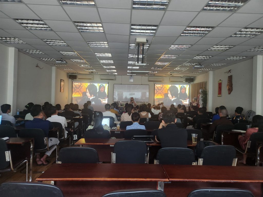 Học viên chăm chú theo dõi lớp kinh dịch k134 của Viện Phong Thủy Sư