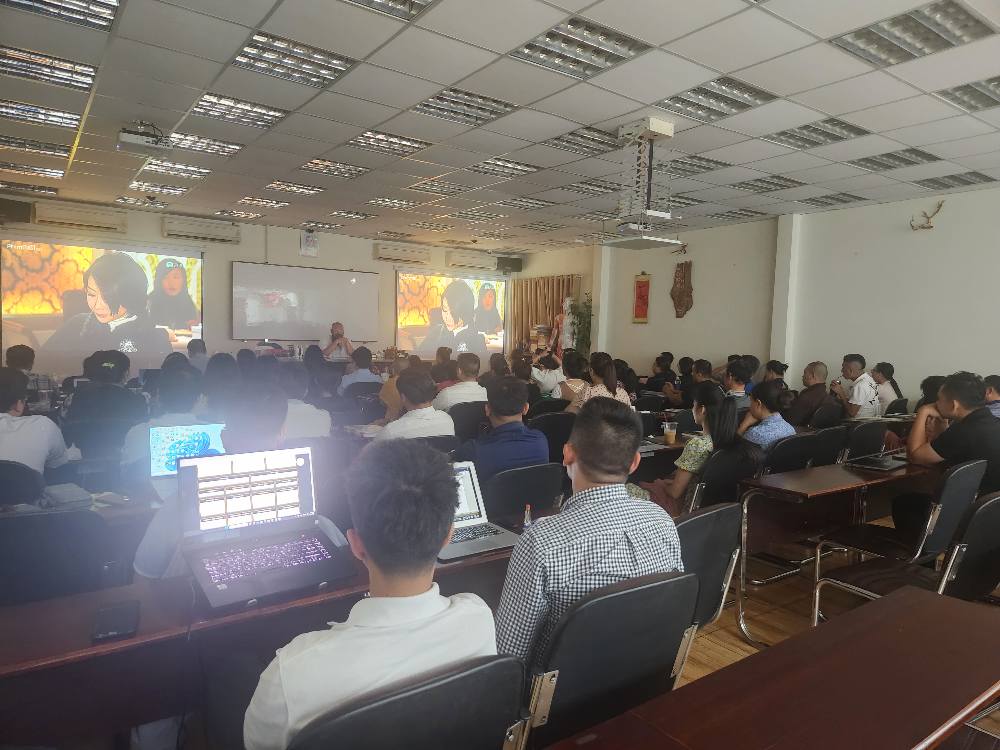 Học viên chăm chú theo dõi lớp kinh dịch k134 của Viện Phong Thủy Sư