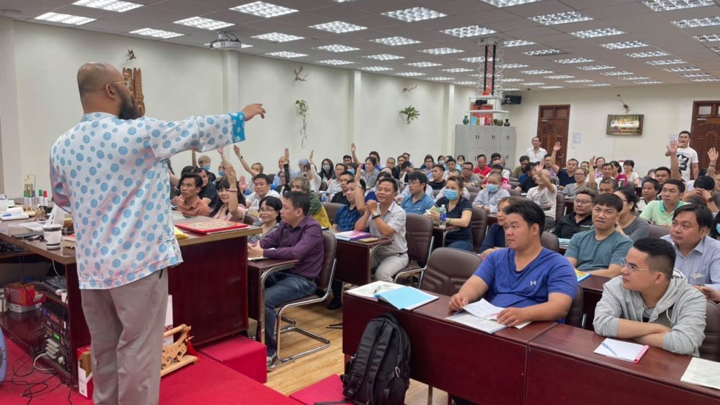 Thầy Thuận Thiên giảng dạy khóa học phong thủy cơ bản