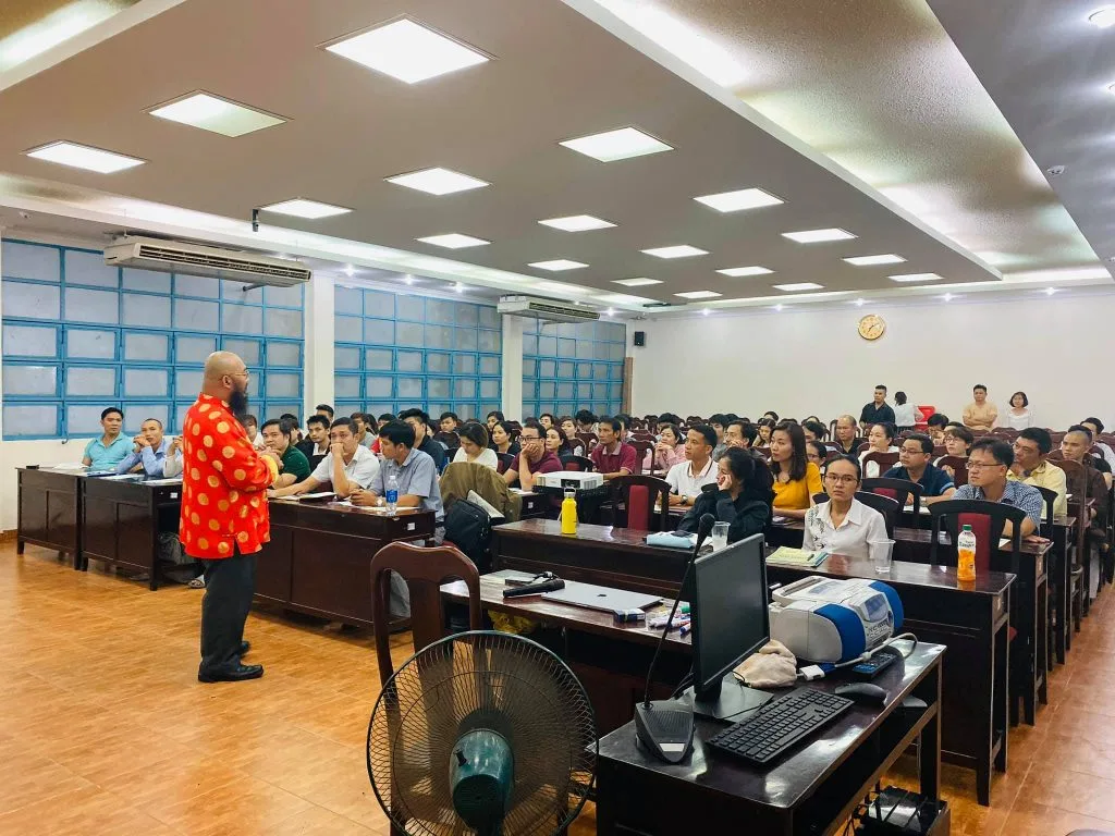 Thuận Thiên Ẩn Sĩ đang đào tạo cho học viên.