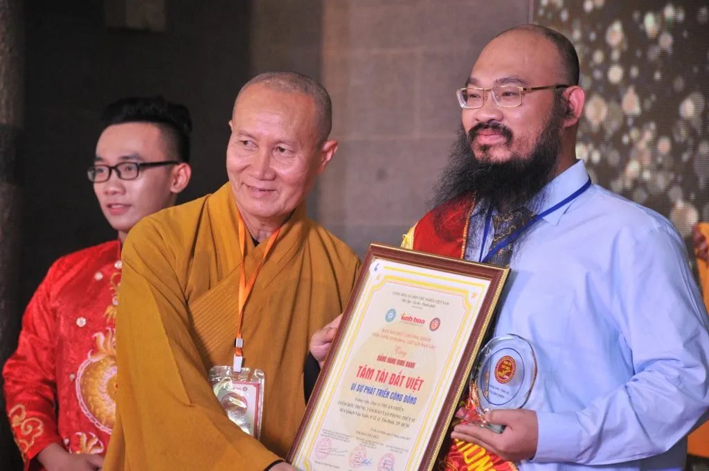 Thầy Thuận Thiên Ẩn Sĩ nhận bằng Tâm Tài Đất Việt vì cộng đồng