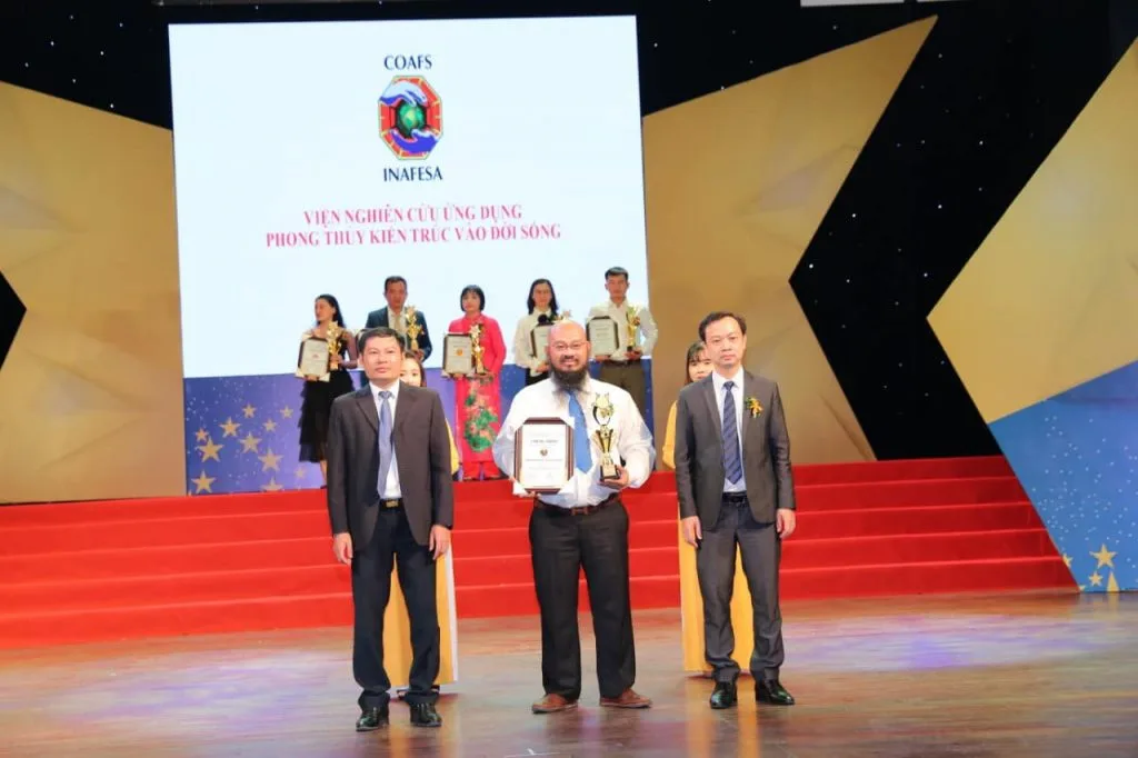 Thầy thuận Thiên ẩn sĩ vinh dự đón nhận bằng và cup top 10 danh hiệu danh tiếng việt nam 2020