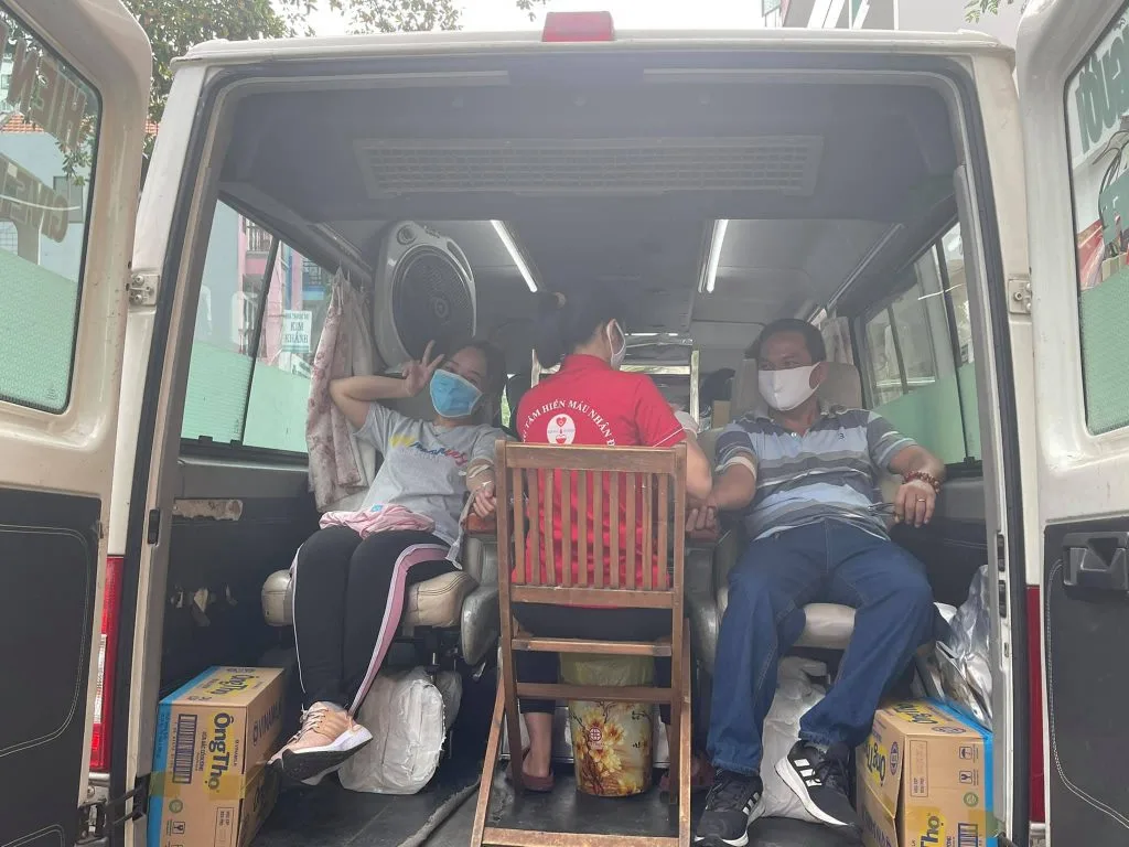 Các học viên bắt dầu qúa trình hiến máu