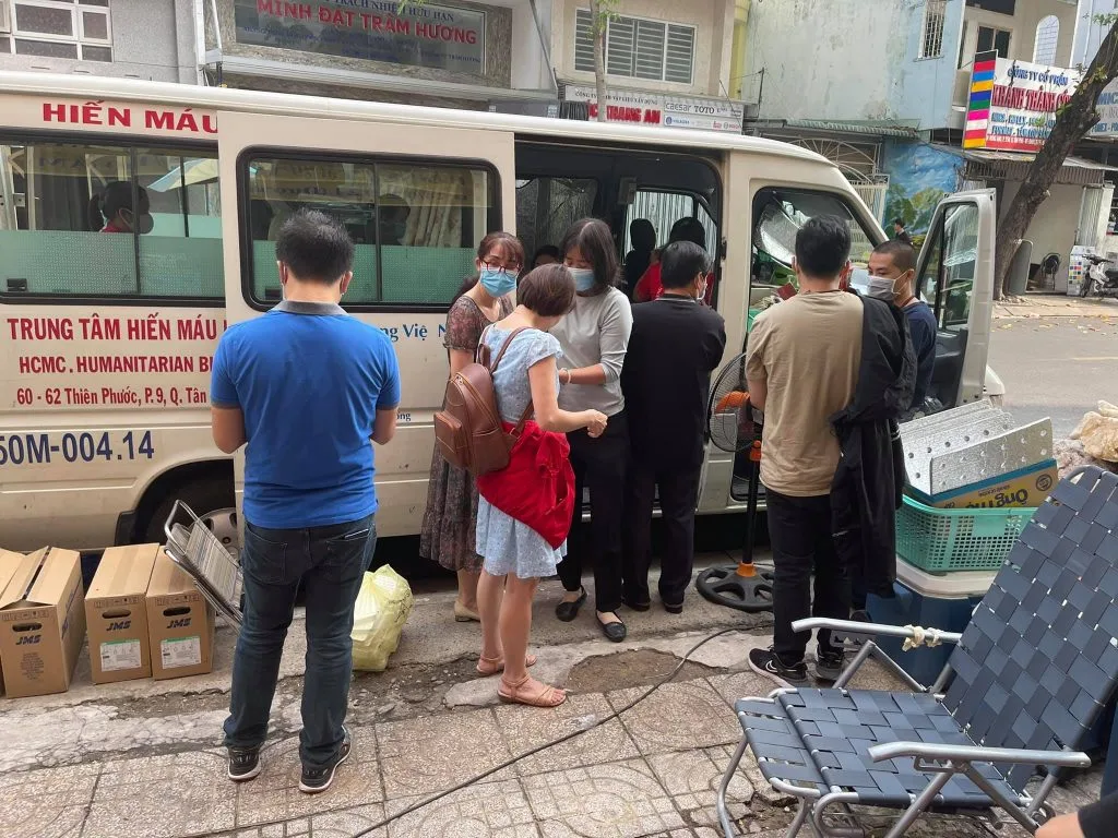 Các học viên làm theo hướng dẫn của bác sĩ chuẩn bị hiến máu
