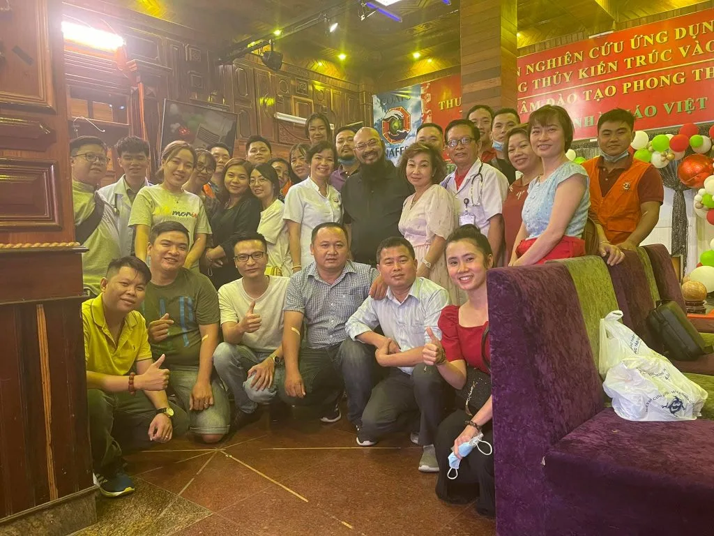 Tập thể Viện Phong Thủy Sư sau khi hiến máu