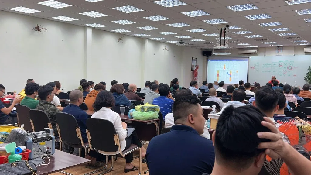 Hình Ảnh Học Viên Trở Lại Lớp Học Trực Tiếp Tại Viện