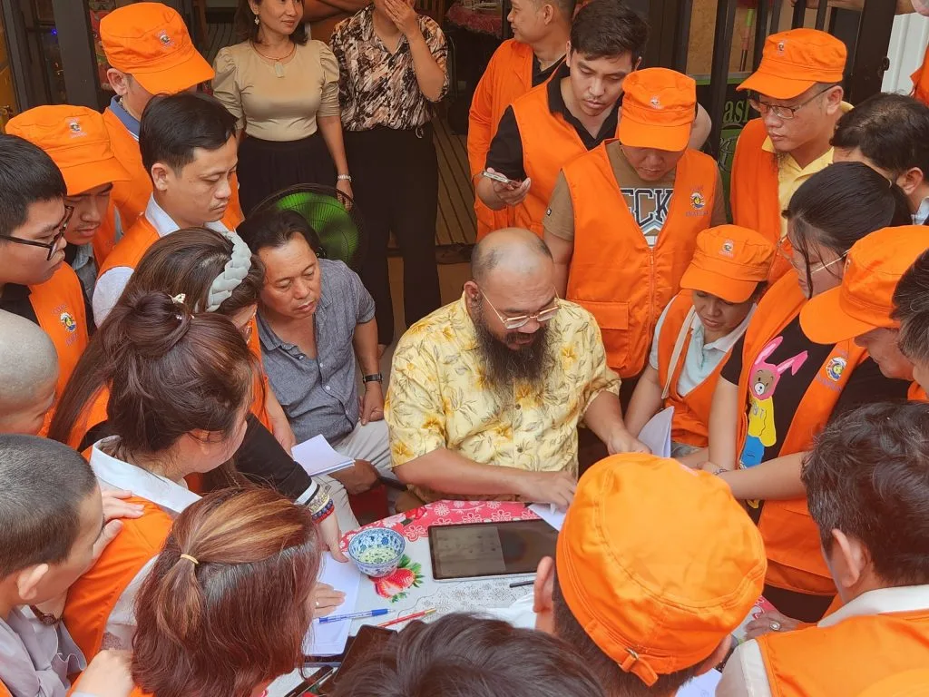 Thầy Thuận Thiên hướng dẫn học trò trong buổi xem nhà
