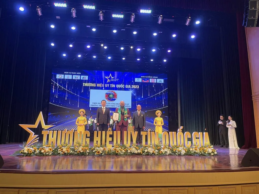 Thầy Thuận Thiên thay mặt Viện Phong Thủy nhận giải