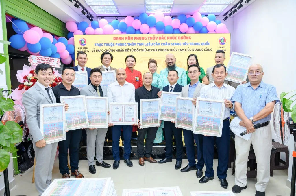Buổi lễ trao bằng cấp cho học viên