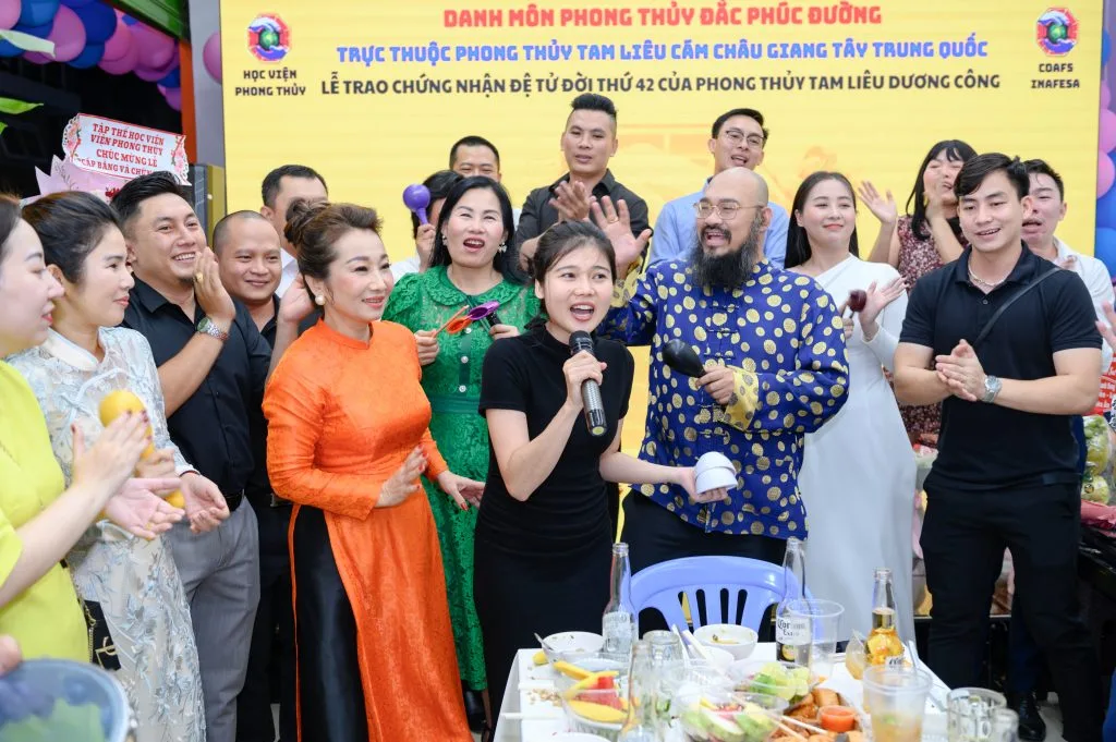 Buổi lễ trao bằng cấp cho học viên
