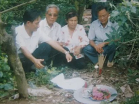 Ngày Tìm Mộ Thứ Hai: Con Chó Nằm Bẹp Như Ốm – Quả Trứng Trên Đầu Đũa