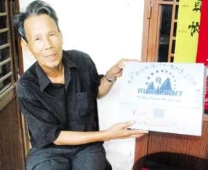 Cụ Trí giới thiệu chiếc "va ly" bằng giấy bìa cứng mà bên ngoài, cụ viết mấy dòng chữ khá đẹp: "Đồ dụng cụ khi qua đời của Bùi Đức Trí".