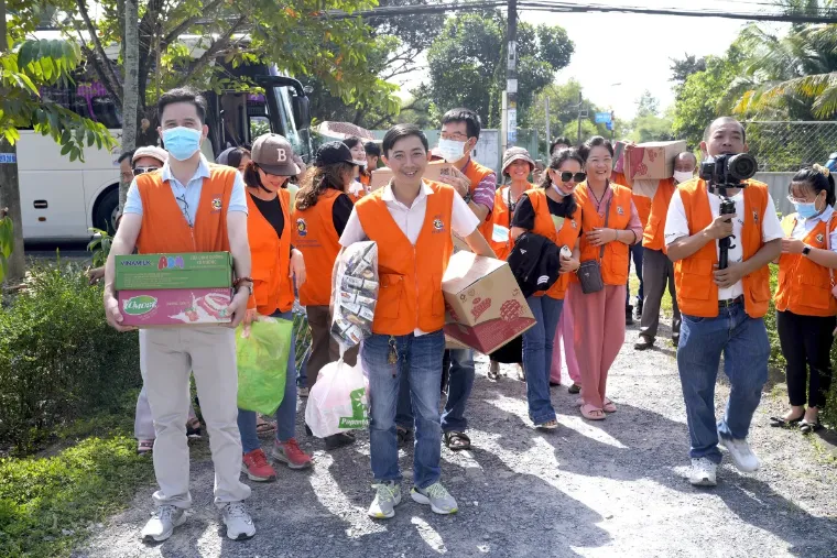 Viện Trưởng tận tay trao gửi yêu thương